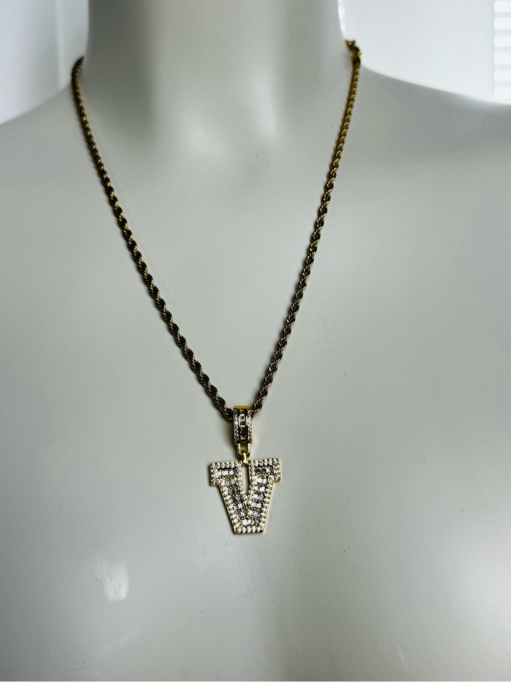 Gold Tone Iced Out Letter V Pendant Rope Chain Necklace New - Picture 5 of 8